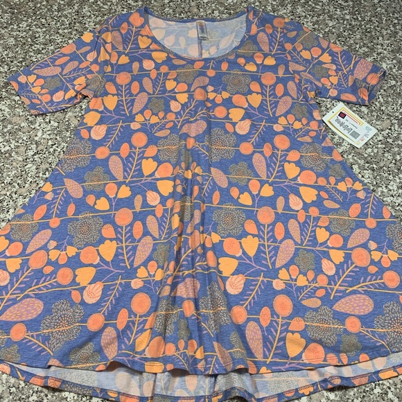 LuLaRoe Tops - LuLaRoe Perfect Tee size XS NWT